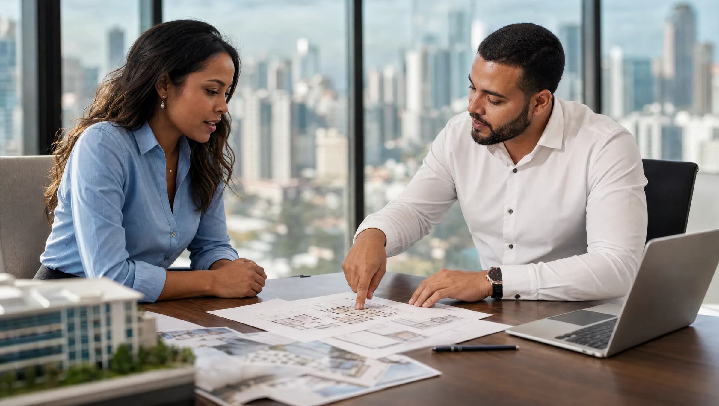 Agente inmobiliario en oficina moderna en Piantini