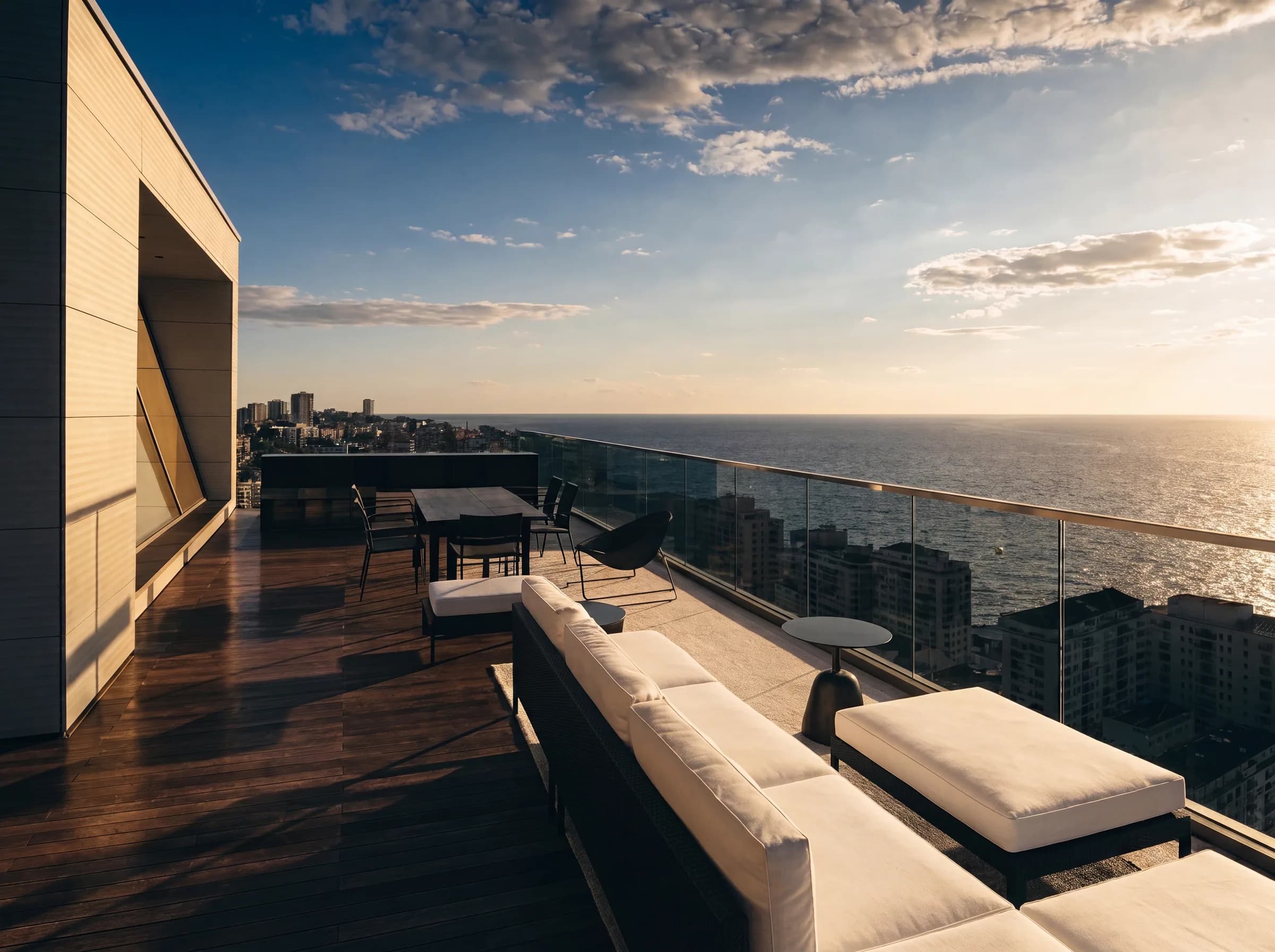 Terraza de penthouse de lujo con vista al mar en Santo Domingo, representando el tipo de propiedades costosas que pueden estar fuera del alcance financiero real de los compradores